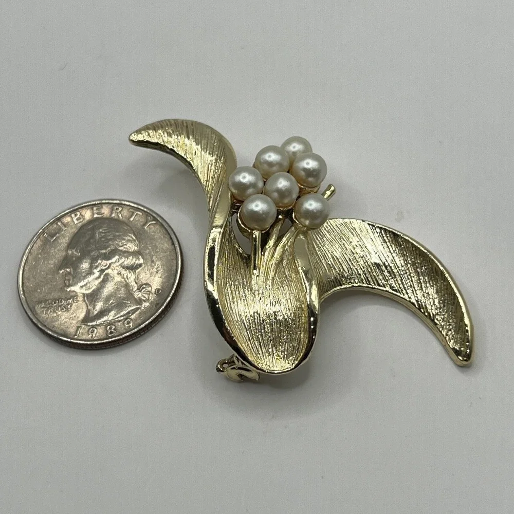 Vintage‎ Flower Brooch Faux Pearl and Brushed Gold Tone Pin